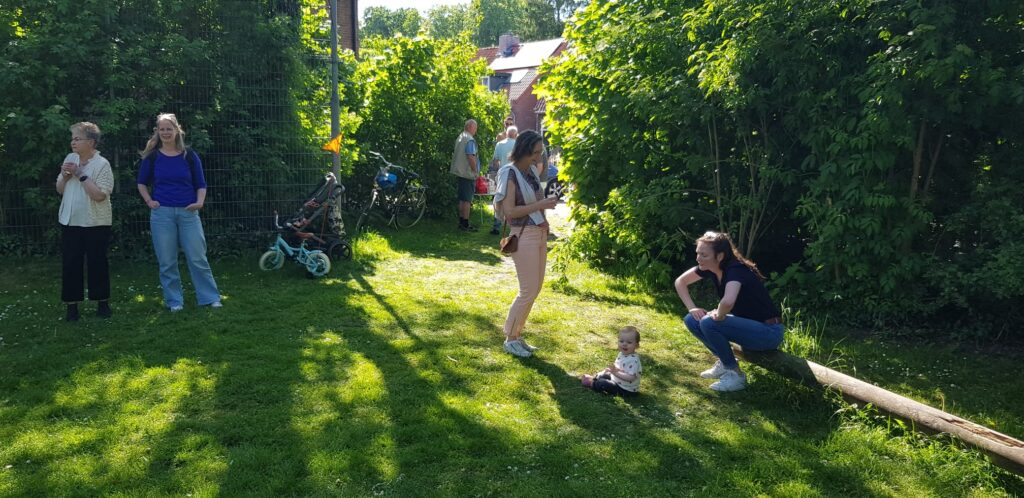 Bewoners bijeen in speeltuin